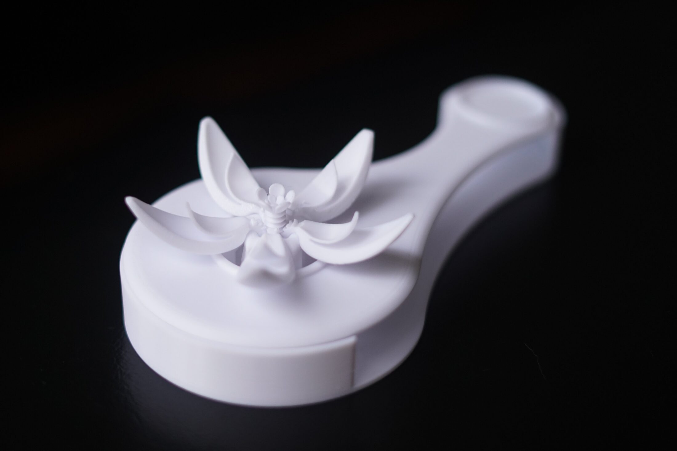 Transitional stage with the eight-petal flower mounted on the comma-shaped module